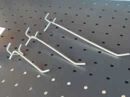 Гачок хромований в перфорацію L200мм.d4мм. крок 30мм Гачок хромований в перфорацію L200мм.d4мм. крок 30мм